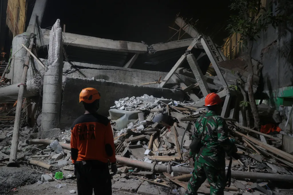 Tragedy in Indonesia: School Collapse Leaves Students Trapped – Families Desperate for Answers