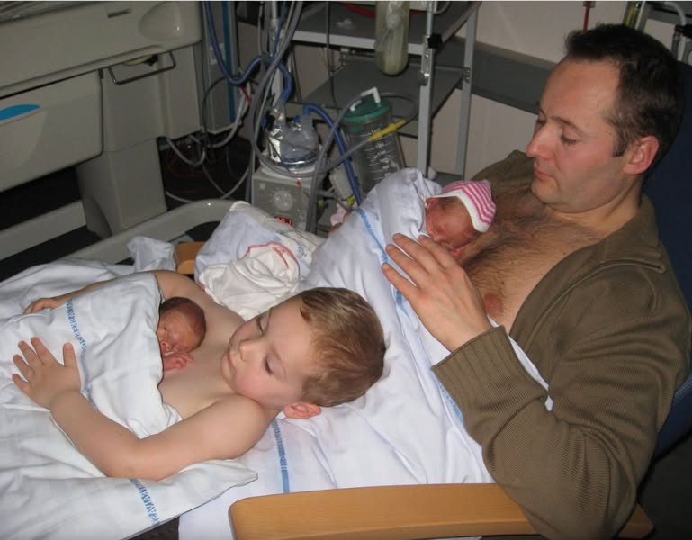 The story of a boy who helped his dad to a warm his newborn win siblings, the lovelty went viral