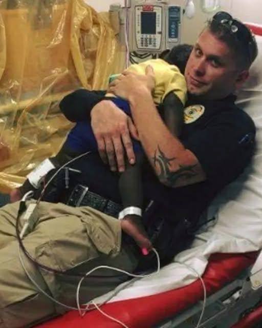 Officer’s Simple Act in Hospital Leaves Everyone in Tears