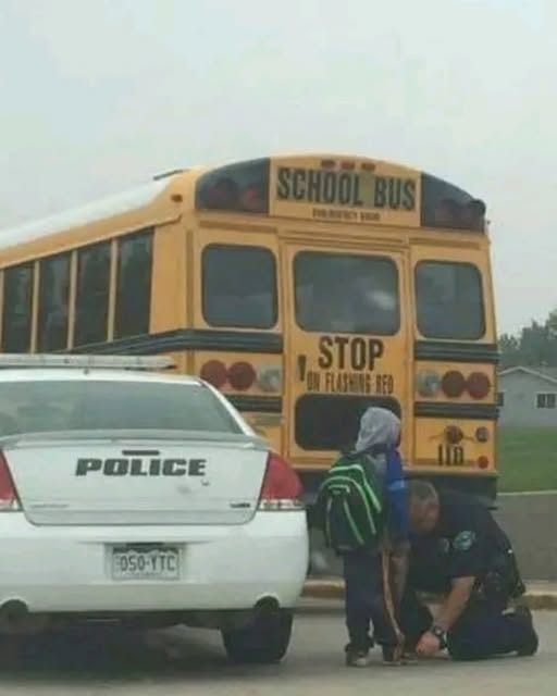 Police Officer’s Thoughtful Deed Leaves Witnesses Emotionally Moved