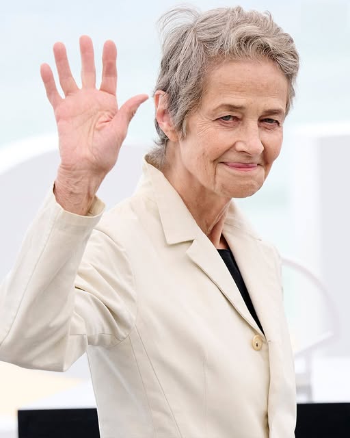 Charlotte Rampling amazes at 78, embracing natural beauty without surgery