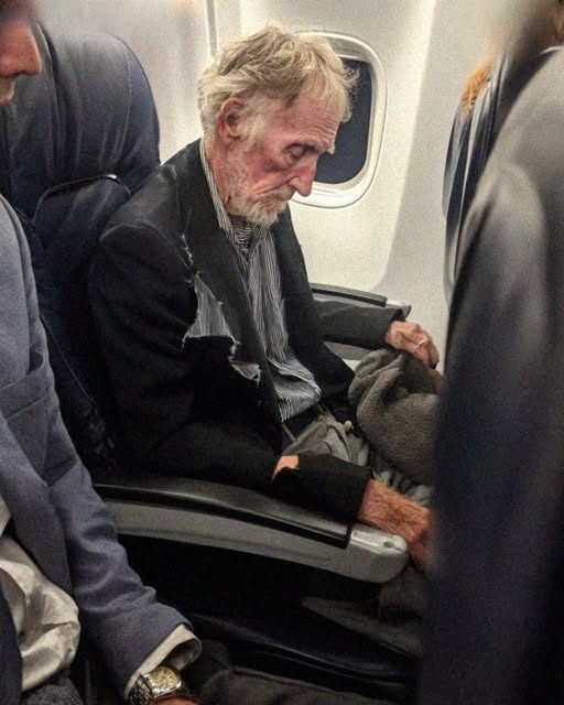 He Mocked Me in Business Class for How I Looked — But When the Plane Landed, Everyone Applauded Me