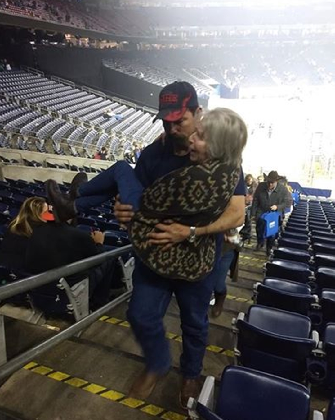 The Day My Husband Carried a Stranger – A Story of Unexpected Kindness