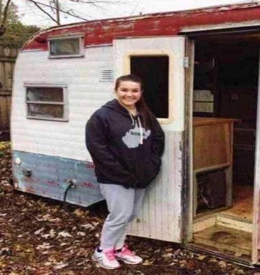 A teenage girl bought an old caravan for only $ 200, She raised money, invested twice as much, and now she has moved into it!